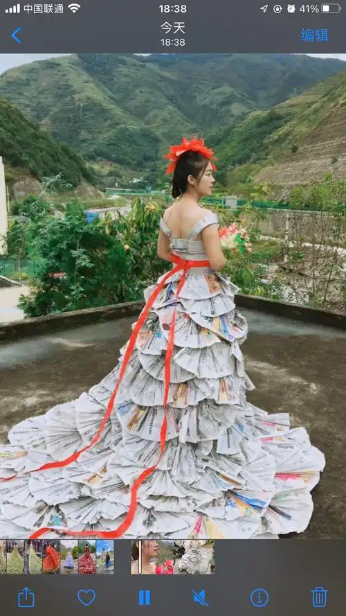 破布麻袋树叶旧报纸一个山村姑娘的另类t台引发千万网友关注