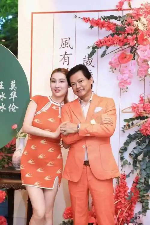 64岁莫华伦为娇妻办回门宴,90后老婆身材火辣,穿性感旗袍惹争议_王