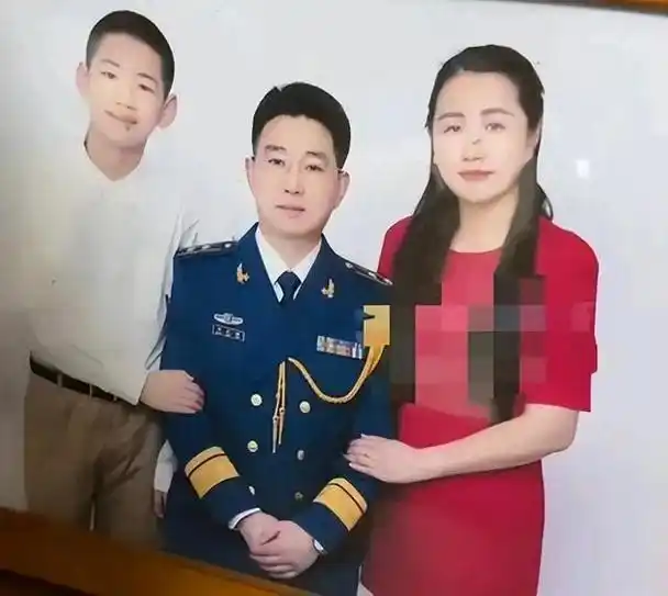 烈士周昆训洪灾牺牲后,他的妻儿后来怎样?儿子的一番话让人泪目