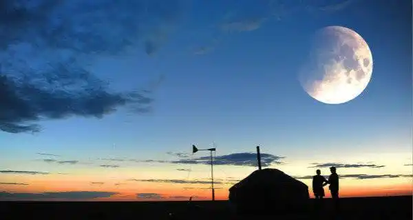 那清幽又热烈的月亮见证着人间悲欢生命传奇