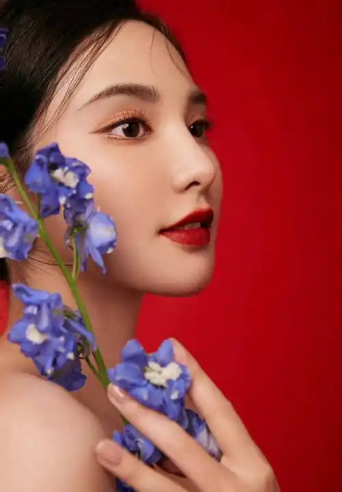 彭小苒穿抹胸红裙身材丰满性感 红唇烈焰 霸气美艳_红色_美女_照片