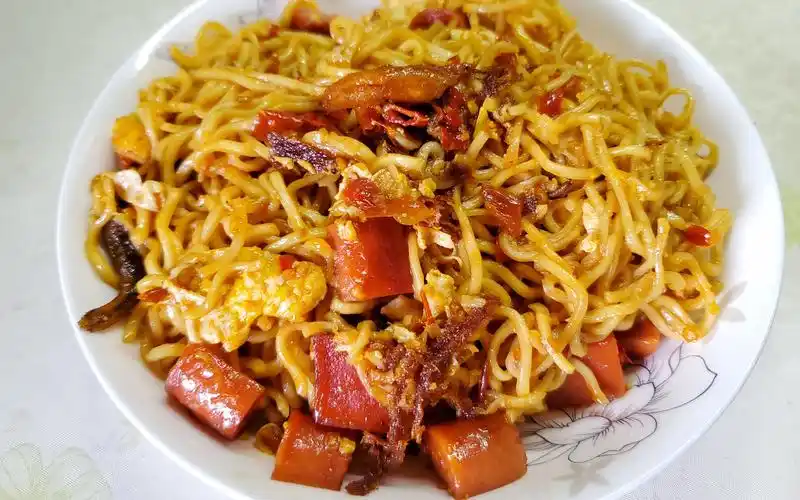 小l家常菜|火腿肠鸡蛋炒面,人人都能做好的家常菜,用美食拯救世界