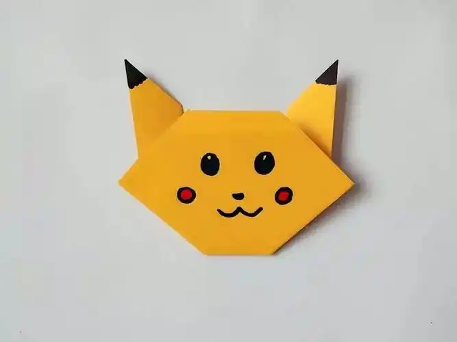 最后画出皮卡丘的眼睛,鼻子和嘴巴,耳朵尖涂上一点黑色,手工皮卡丘就