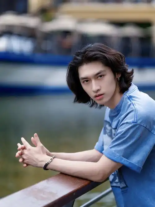 北京约拍亮马河畔日系长发男生