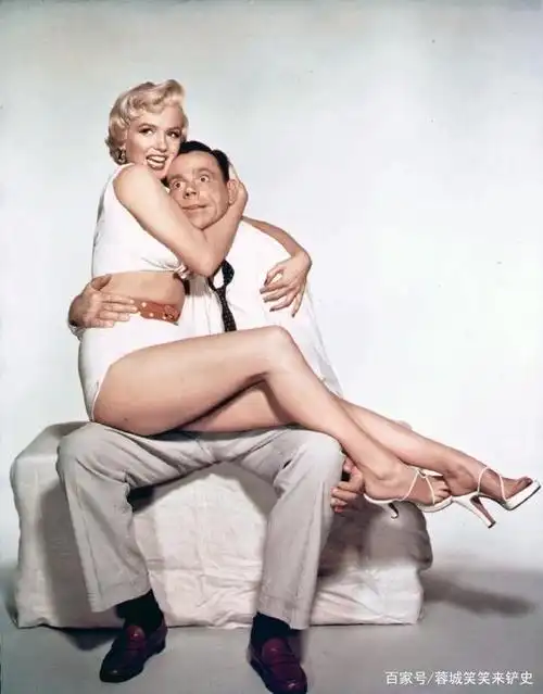 图说世界名媛:坐在地球上的梦露,穿泳装吹风的赫本,好美的样子