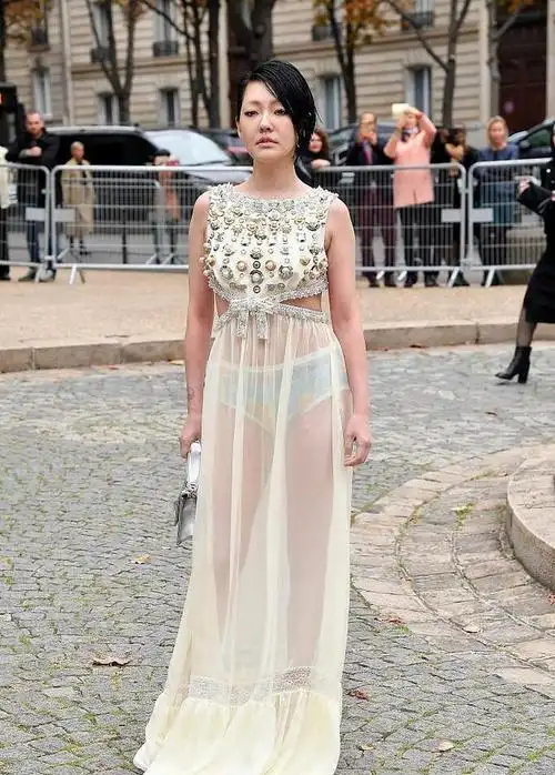 小s为抢镜豁出去了时装周穿透视裙露出花内裤网友真大胆