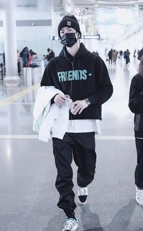 原创王一博穿裤子不按套路出牌黑裤嵌满松紧带将成下一个爆款