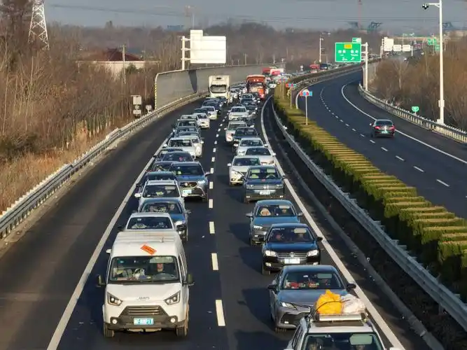 新华社发(苏阳 摄)2月17日,节后返程车辆行驶在包茂高速公路广西龙胜