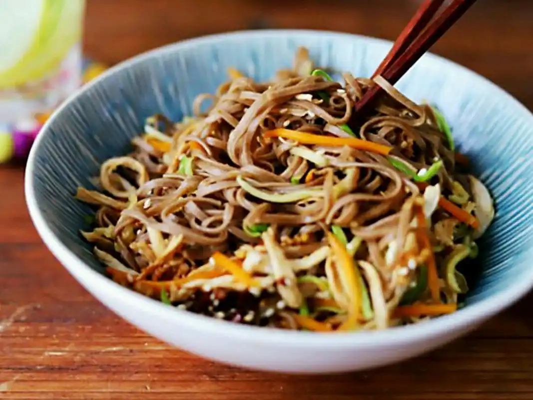 荞麦凉拌鸡丝面,一口冰凉,一口美味,把汤汁喝个底朝天