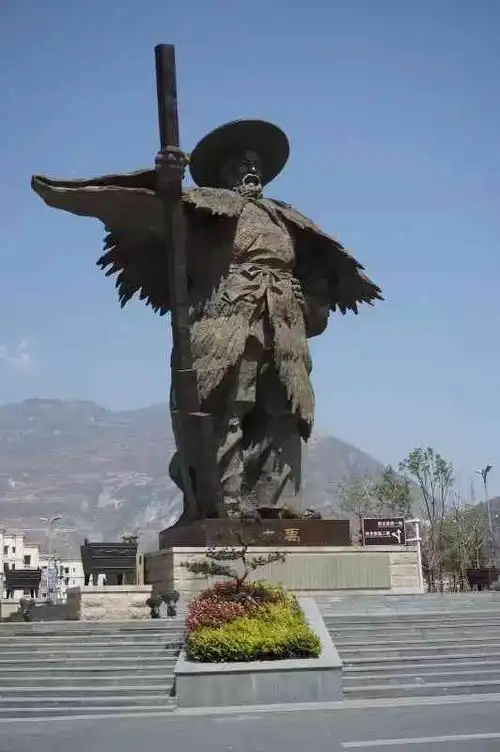 很早就有听过大禹治水的故事,这应该就是为了纪念他而修的雕像吧!