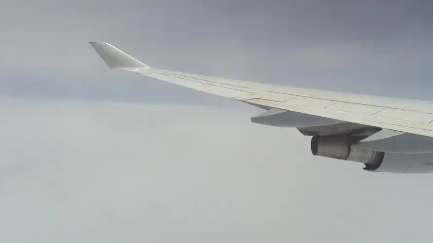 高空中的飞机机翼图片77