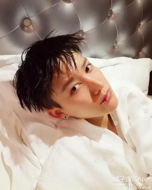 网红鼻祖俺命11年后再与鹿晗合影问京圈初代网红现在在干嘛