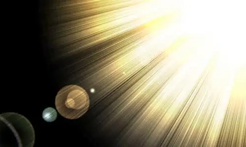 刺眼光刺眼的光芒照耀着一个黑的背景照片