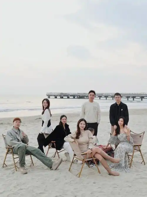 十个人左右的拍照姿势