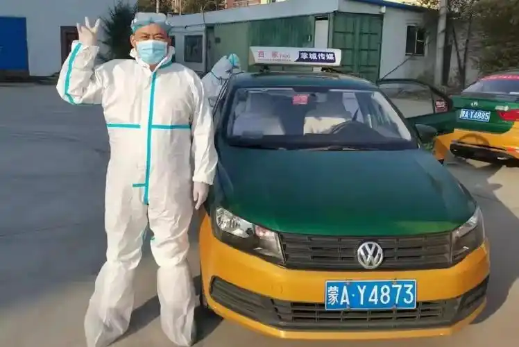 呼市巡游出租车投身疫情防控 全力保障全员核酸检测样本及时运达 中国