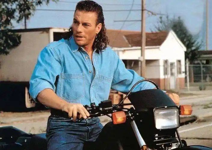 本片男主角是尚格云顿,90年代美国动作名星,他跟很多中国导演都合作过