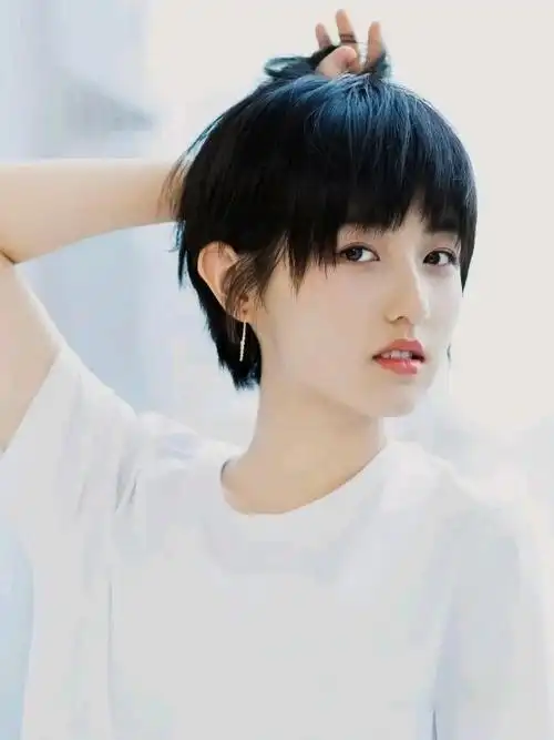 今年流行的短发发型(2021方脸适合什么发型女) - 月牙知识库