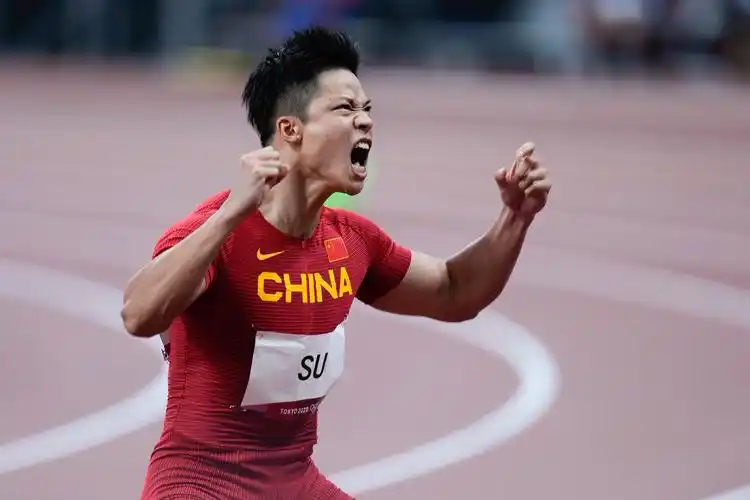 而站在半决赛的起跑线上,苏炳添身旁的对手是包括了排名世界第二的