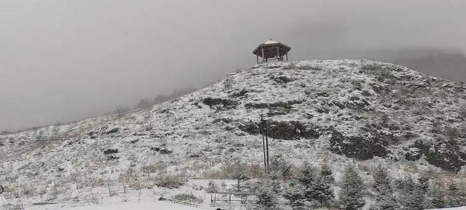 北京最高气温16度!北京门头沟灵山飘雪花