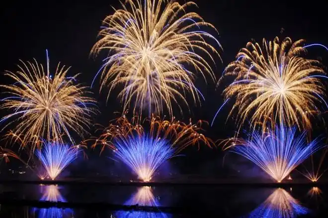 在焰火编排设计中融入活动主题思想,烟花采用高空礼花弹,组合特效烟花