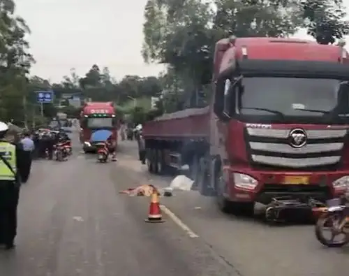 惨不忍睹305省道荣县长山段一摩托车被大货车碾压司机成肉泥