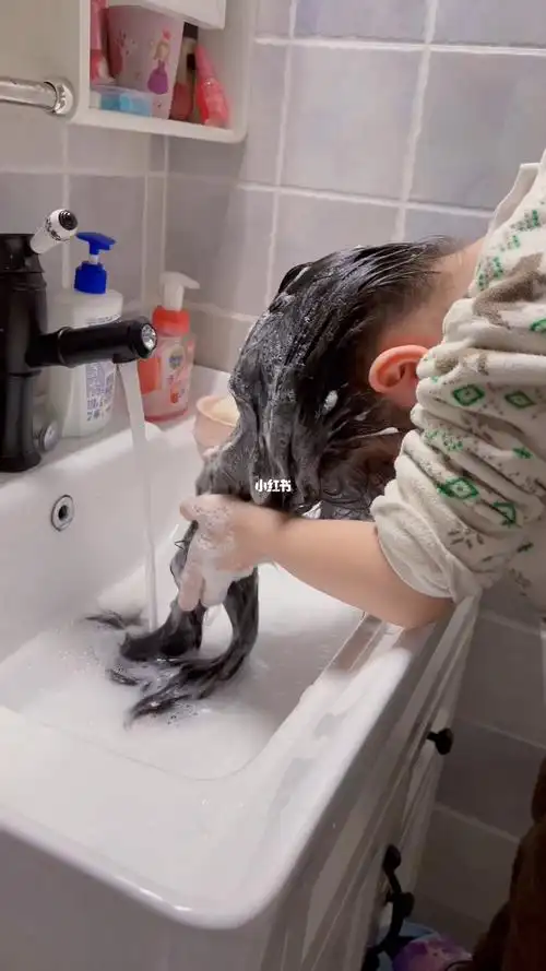 幼儿园小朋友尝试自己洗头