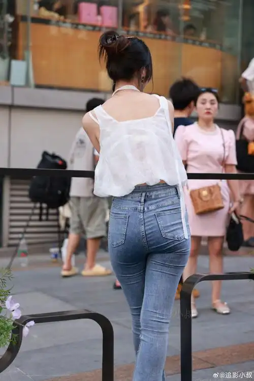 街拍原图#浅色牛仔裤