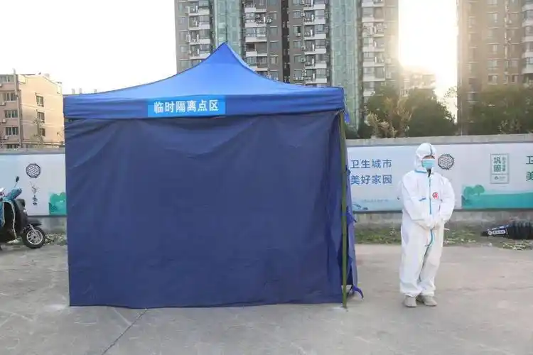 采样场所划分等候区,检录区,采样区,临时隔离区,样本转运区等.