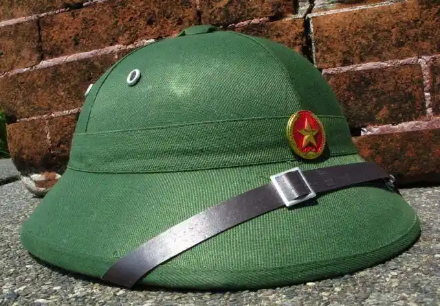 硬壳帽其实是越南军人的军帽.