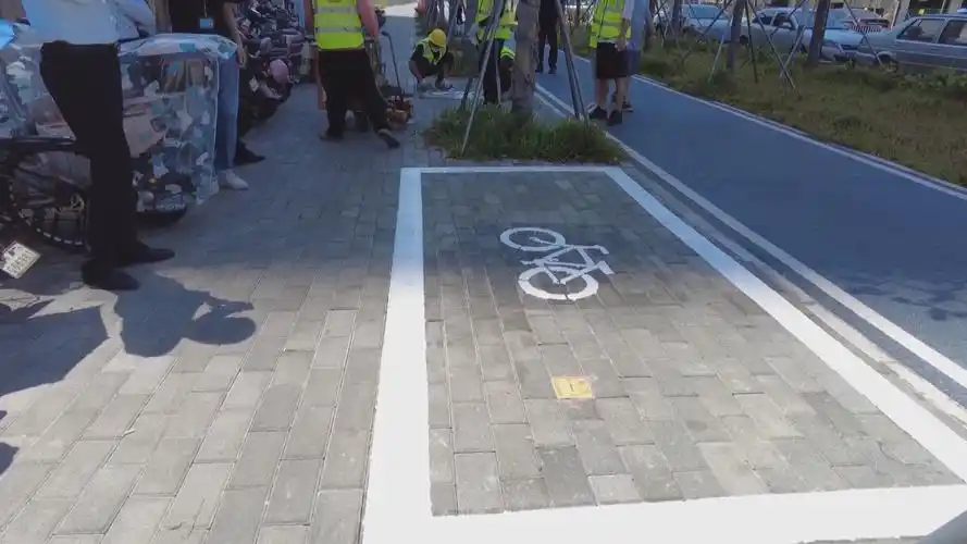 宝龙街道推进停车划线新增非机动车停车位