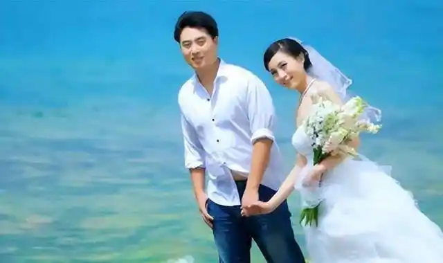 央视气象一姐,为工作十余年不要孩子,40岁得子,一家三口很幸福_杨丹