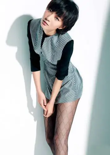 王珞丹穿丝袜秀美腿 新写真曝光妩媚帅气