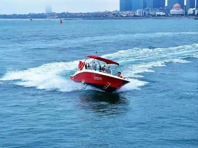 快艇在海浪中疾驰时而飞跃波峰,时而俯冲波谷感受与大自然搏击的快感