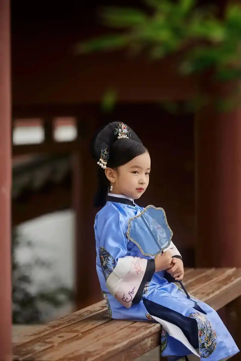 在大连横山寺拍摄一组儿童清宫写真.