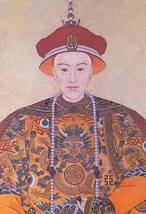 她以光绪帝身体虚弱为理由,决定册立端郡王载漪的儿子,15岁的溥儁为