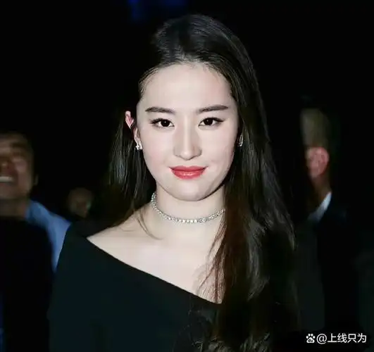 刘亦菲小脸蛋,鼻梁高挺,眼神柔和,五官真的是很精致小巧,脸型并不是