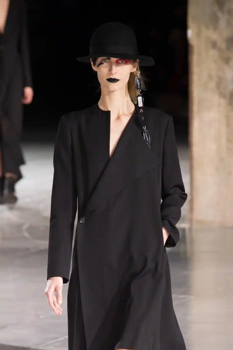 深色大衣的衣领竖了起来,这样的衣服真的是特别好看,很时尚