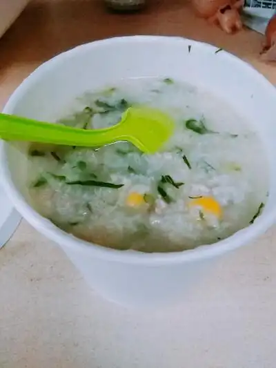 超级大的一份青菜玉米瘦肉粥