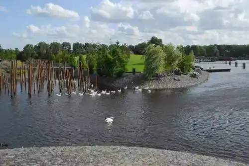 三,阶梯入水驳岸阶梯入水驳岸满足游人亲水需求,是最具互动性的驳岸