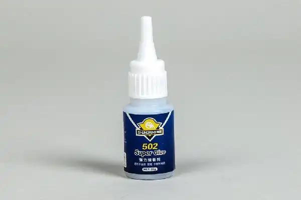 502胶水对皮肤有害吗502胶水会腐蚀皮肤吗