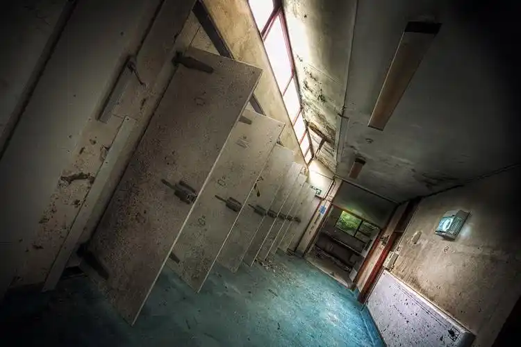 胆小勿进实拍世界各地废弃的停尸房