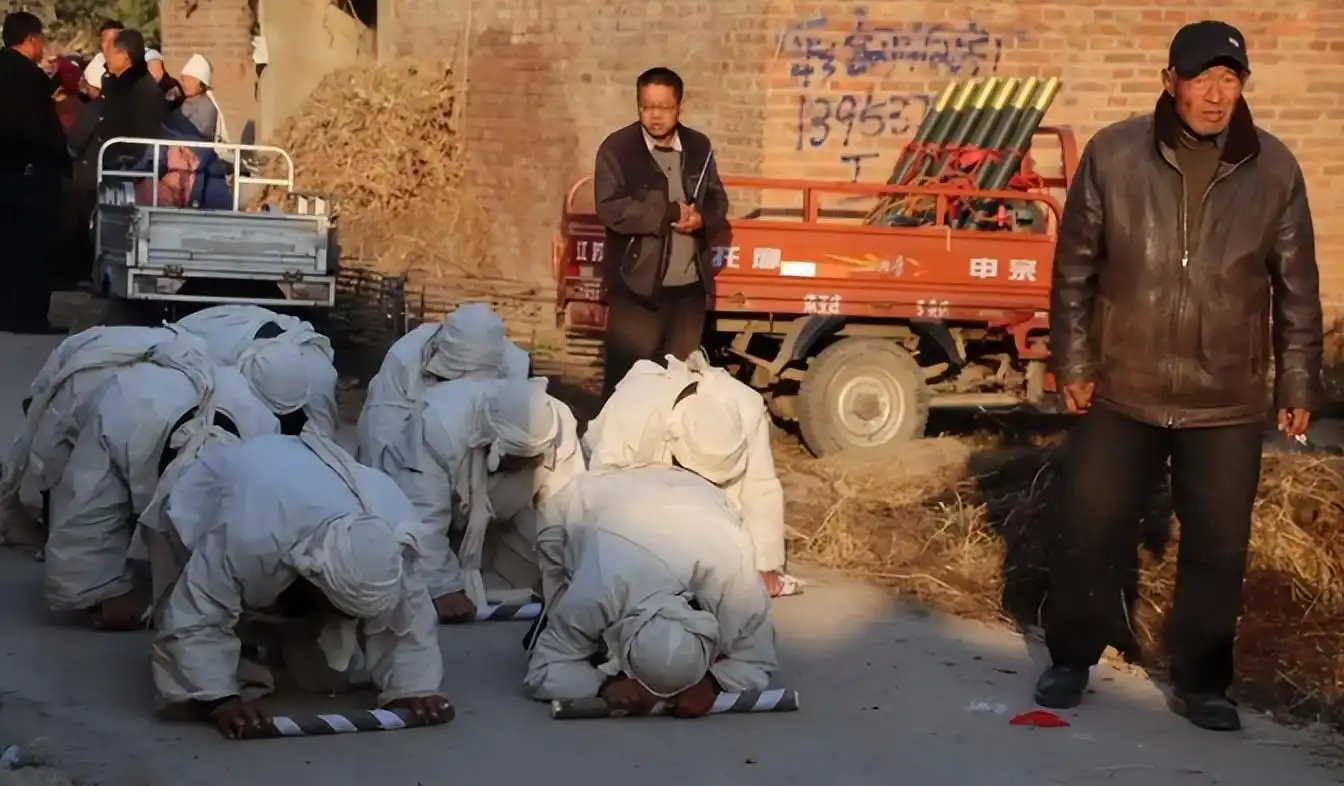 农村老人过世后,送葬人走在棺材前后也有讲究,切勿莽撞坏了规矩