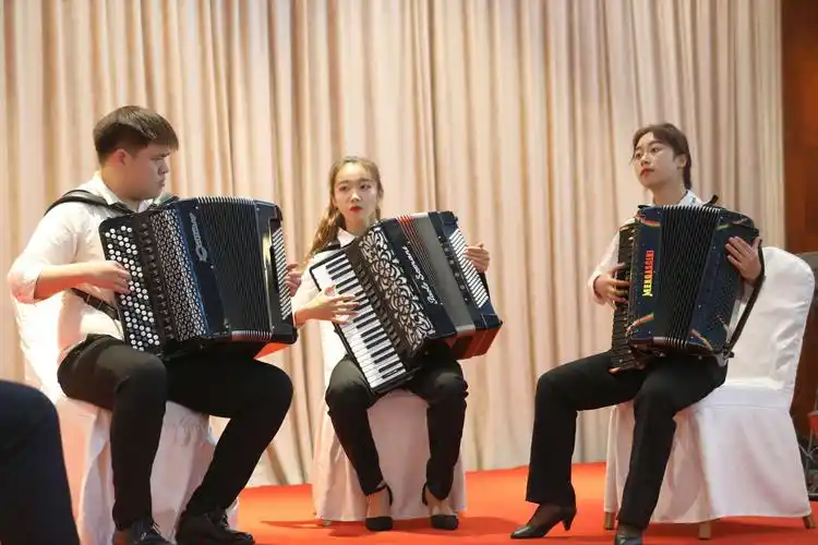 精彩的手风琴演奏博得现场观众热烈