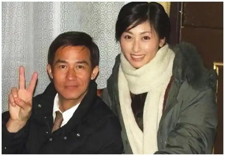 两大老戏骨罕同框62岁尹扬明白发显沧桑60岁李子雄仍帅气