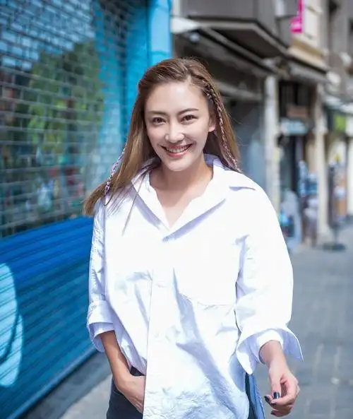 应采儿是人生赢家和陈小春恩爱如新婚颜值身材也时刻在线