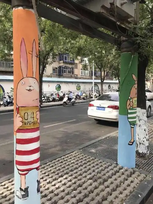 郑州这条路上的电线杆成网红穿上卡通图案新衣
