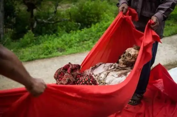 可怕印尼僵尸节挖亲人尸体打扮过节