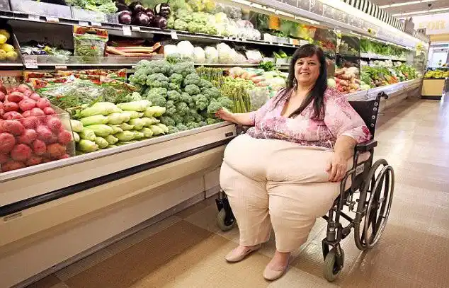 他说他对与女性在一起并使其变胖有幻想.