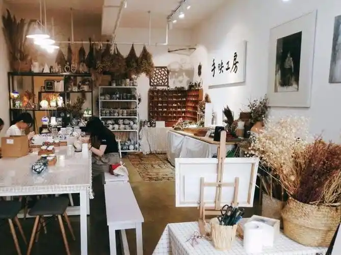 喜欢做手工的必来,好开心青岛也有这样的手工作坊,可以自己亲手画画做