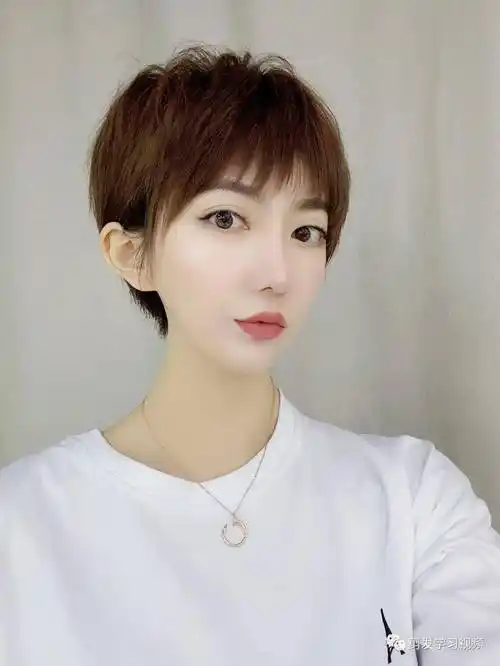 35款露耳超短发